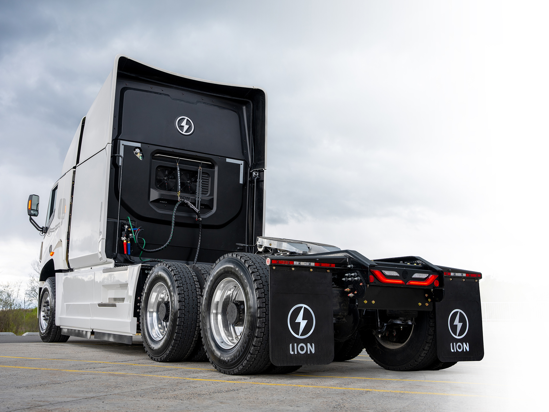 Lion8Tractor, the all-electric semi-electric truck by Lion Electric, hero shot